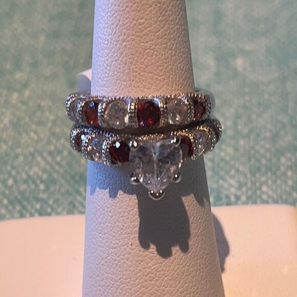 GORGEOUS RING Set with a Heart Crystal middle! - Picture 1 of 6